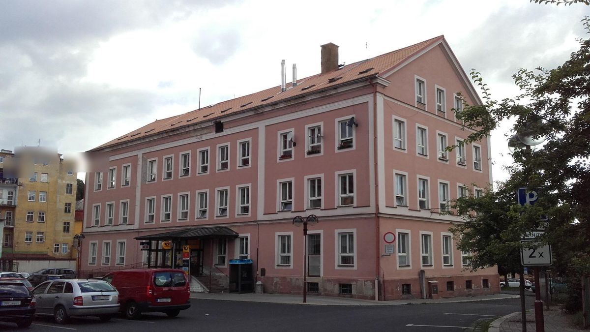 Aš bojuje s obchodníky s chudobou. Ve městě nechce další ubytovny, objekty raději vykupuje